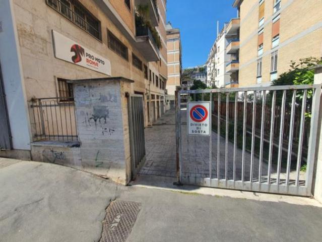 Locale Commerciale in affitto a Municipio Roma VIII, Roma Capitale
