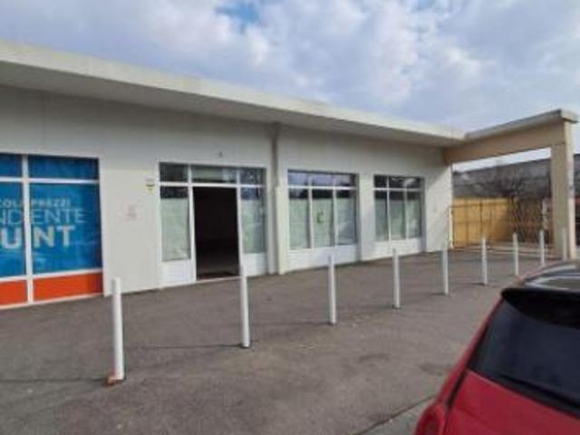 Locale Commerciale in affitto a Circoscrizione 2, Piemonte