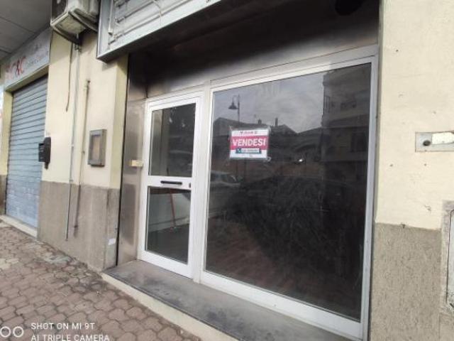 Locale Commerciale in vendita a Valle Mazzone, Lariano