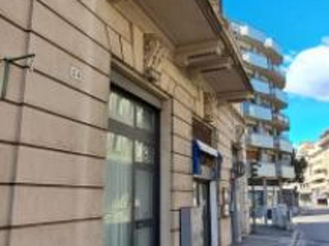 Locale Commerciale in vendita a Varese, Lombardia