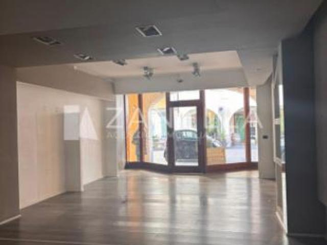 Locale Commerciale in affitto a Castelfranco Veneto, Veneto