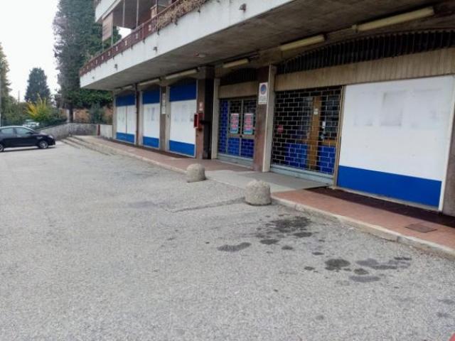 Locale Commerciale in vendita a Penasca, Varese