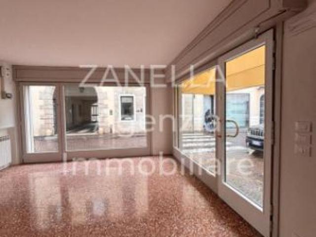 Locale Commerciale in affitto a Castelfranco Veneto, Veneto