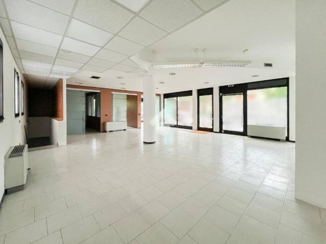 Locale Commerciale in affitto a Abano Terme Bagni, Veneto