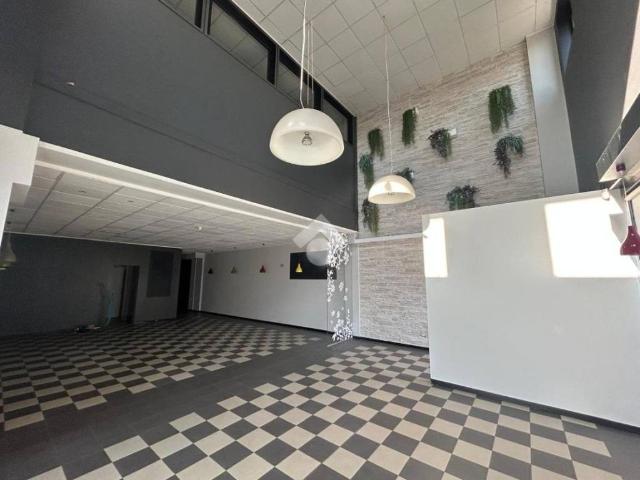 Locale Commerciale in affitto a Abano Terme Bagni, Veneto