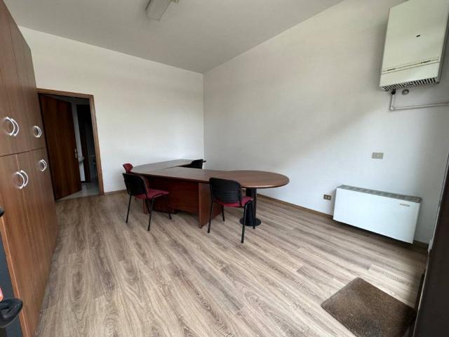 Locale Commerciale in affitto a Giarre, Abano Terme Bagni