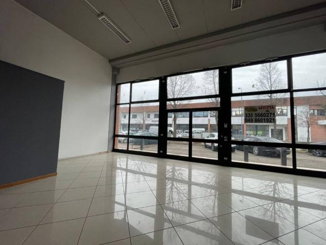 Locale Commerciale in affitto a Abano Terme Bagni, Veneto