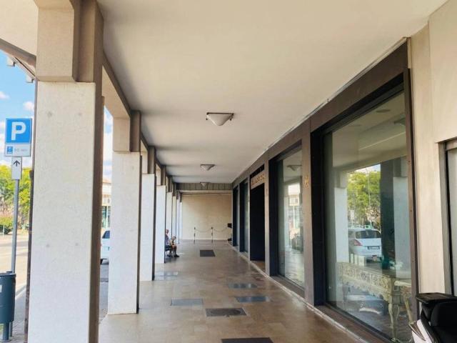 Locale Commerciale in affitto a Abano Terme Bagni, Veneto