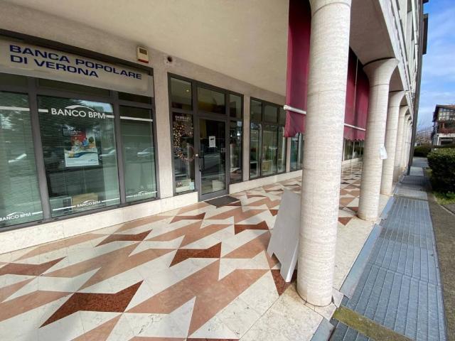 Locale Commerciale in affitto a Abano Terme Bagni, Veneto