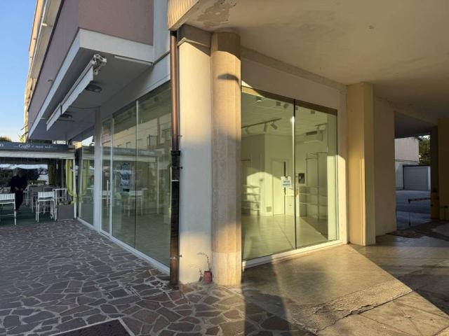 Locale Commerciale in affitto a Abano Terme Bagni, Veneto