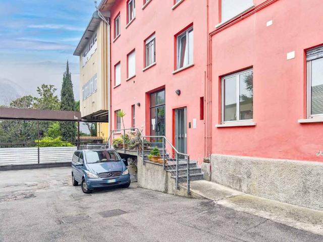 Locale Commerciale in affitto a Abbadia Lariana, Lombardia