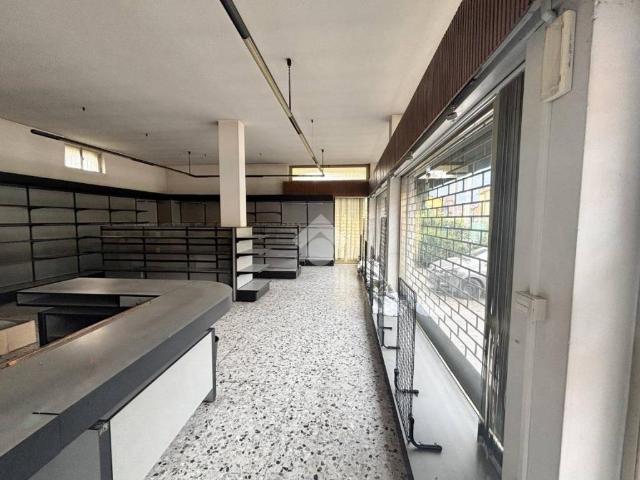 Locale Commerciale in affitto a Abbadia Lariana, Lombardia