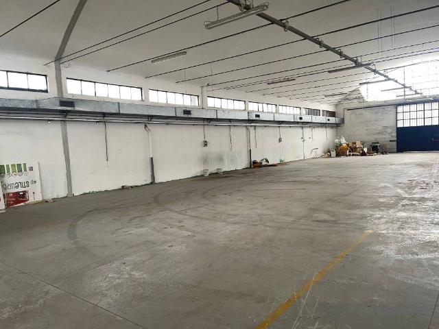 Locale Commerciale in affitto a Castelletto, Abbiategrasso