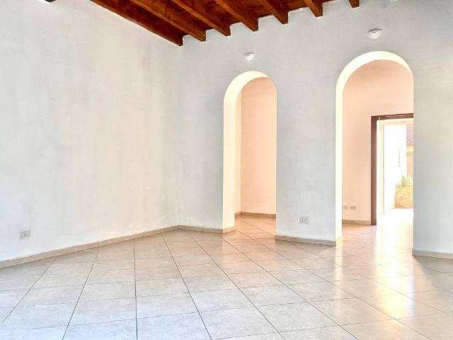 Locale Commerciale in affitto a Abbiategrasso, Lombardia