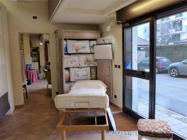 Locale Commerciale in affitto a Castelletto, Abbiategrasso