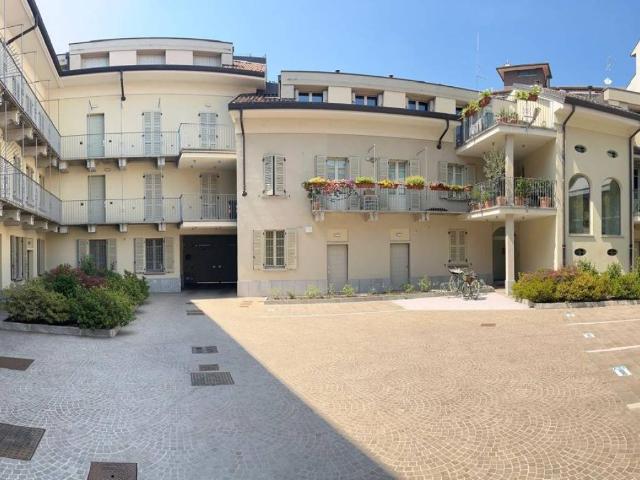 Locale Commerciale in affitto a Castelletto, Abbiategrasso