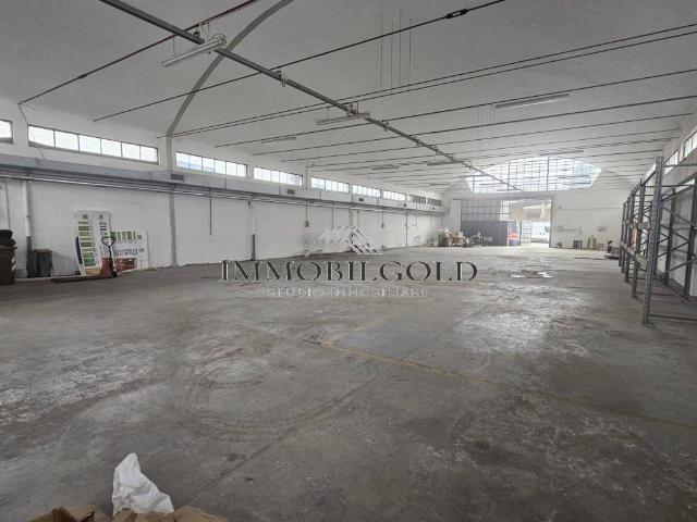 Locale Commerciale in affitto a Castelletto, Abbiategrasso
