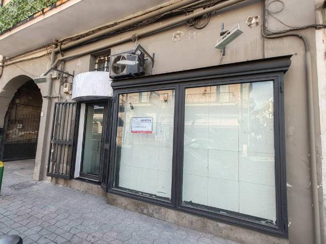 Locale Commerciale in affitto a Acerra, Campania