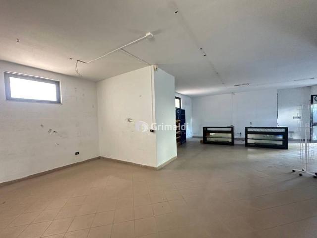 Locale Commerciale in affitto a Acerra, Campania