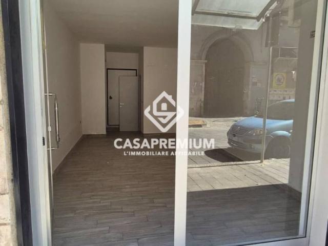 Locale Commerciale in affitto a Acerra, Campania