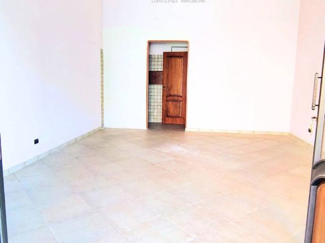 Locale Commerciale in affitto a Acerra, Campania
