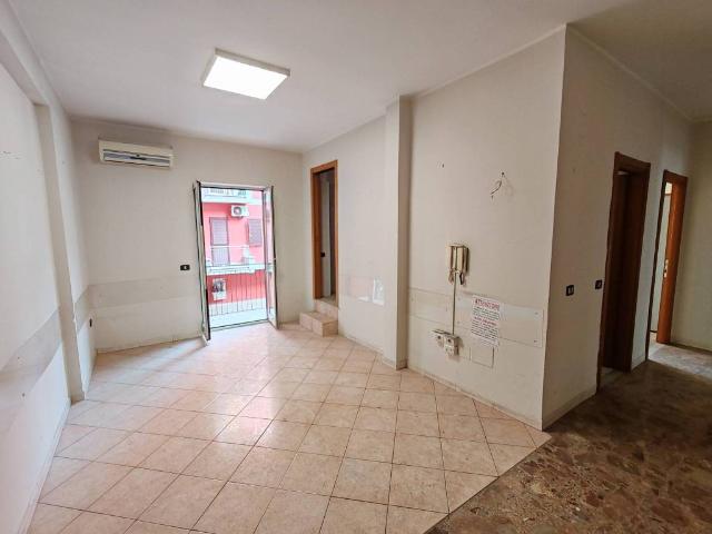 Locale Commerciale in affitto a Acerra, Campania
