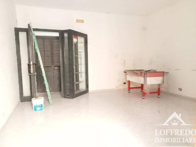 Locale Commerciale in affitto a Acerra, Campania