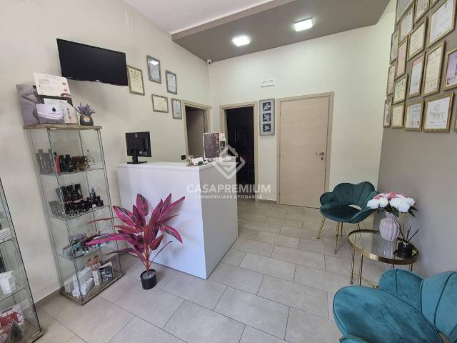 Locale Commerciale in affitto a Acerra, Campania