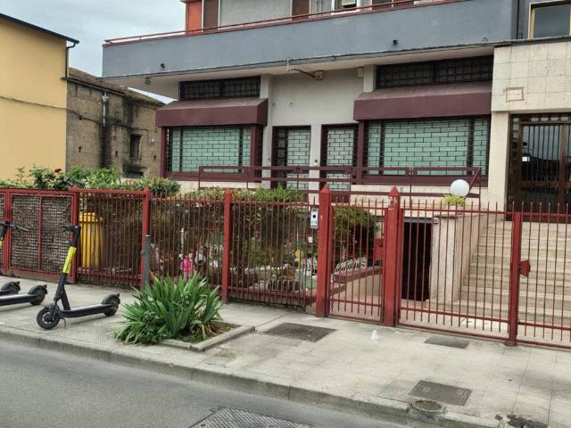Locale Commerciale in affitto a Acerra, Campania