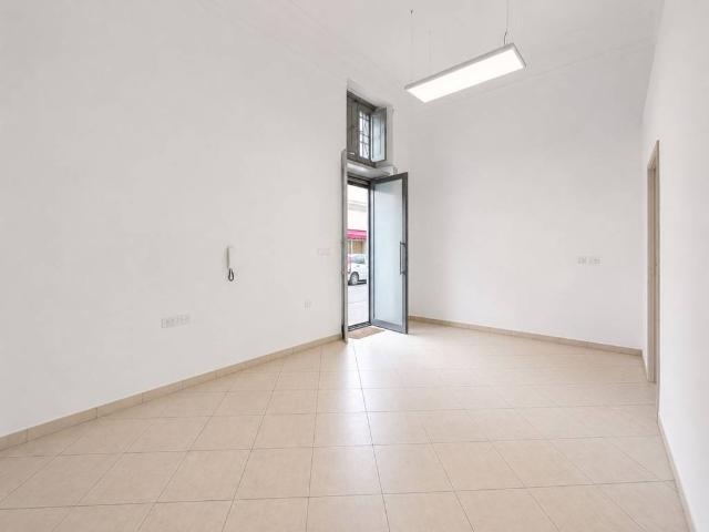 Locale Commerciale in affitto a Acerra, Campania
