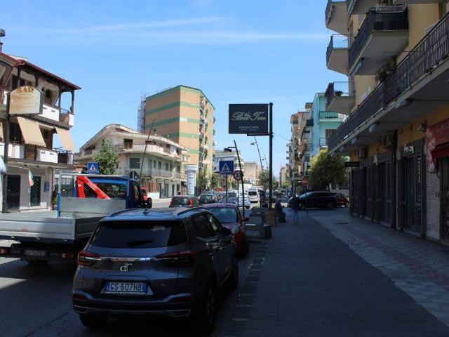 Locale Commerciale in affitto a Acerra, Campania