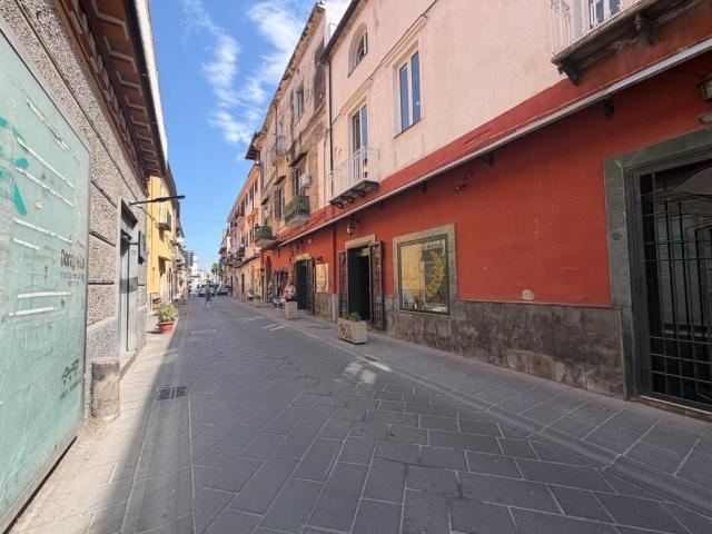 Locale Commerciale in affitto a Acerra, Campania