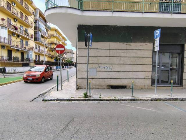 Locale Commerciale in affitto a Acerra, Campania