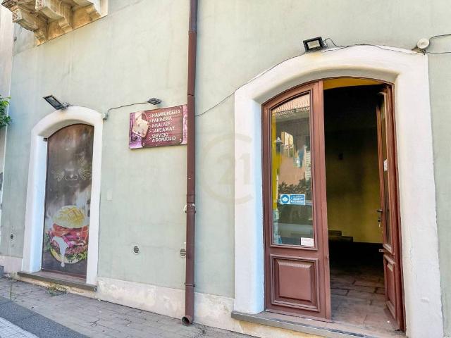 Locale Commerciale in affitto a Aci Catena, Sicilia