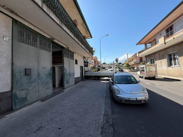 Locale Commerciale in affitto a Aci Sant'antonio, Sicilia