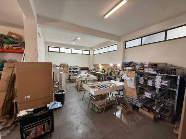 Locale Commerciale in affitto a Aci Sant'antonio, Sicilia
