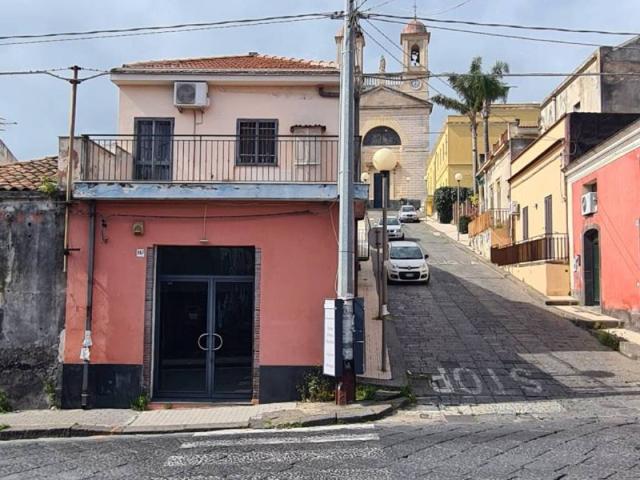 Locale Commerciale in affitto a Guardia, Acireale