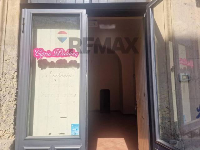Locale Commerciale in affitto a Acireale, Sicilia
