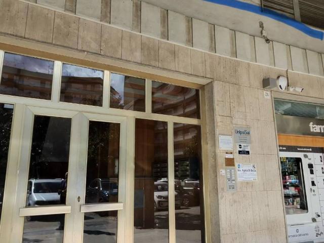 Locale Commerciale in affitto a Acireale, Sicilia
