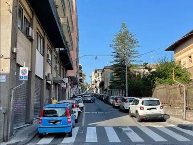 Locale Commerciale in affitto a Acireale, Sicilia