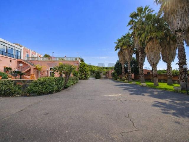Locale Commerciale in affitto a Acireale, Sicilia