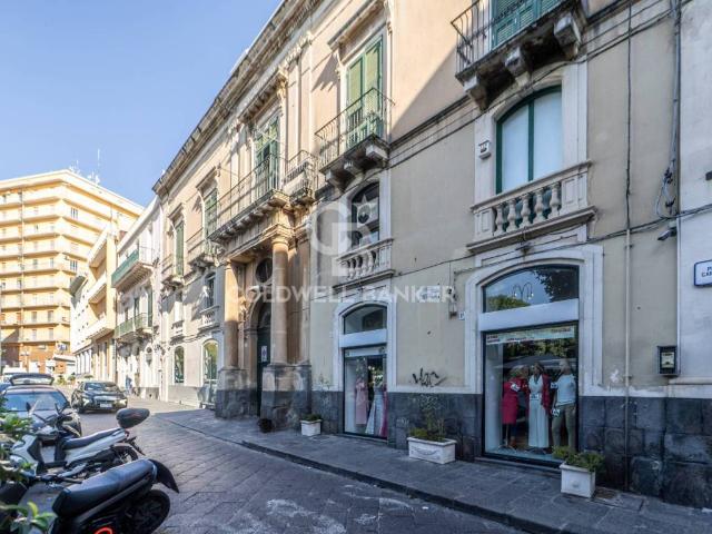 Locale Commerciale in affitto a Acireale, Sicilia