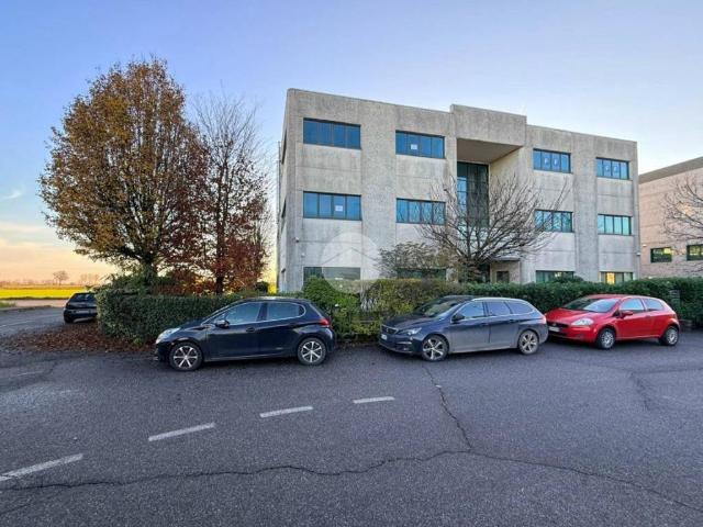 Locale Commerciale in affitto a Acquafredda, Lombardia