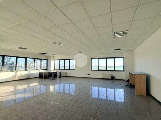 Locale Commerciale in affitto a Acquafredda, Lombardia