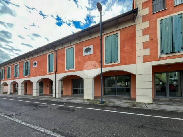 Locale Commerciale in affitto a Acquafredda, Lombardia