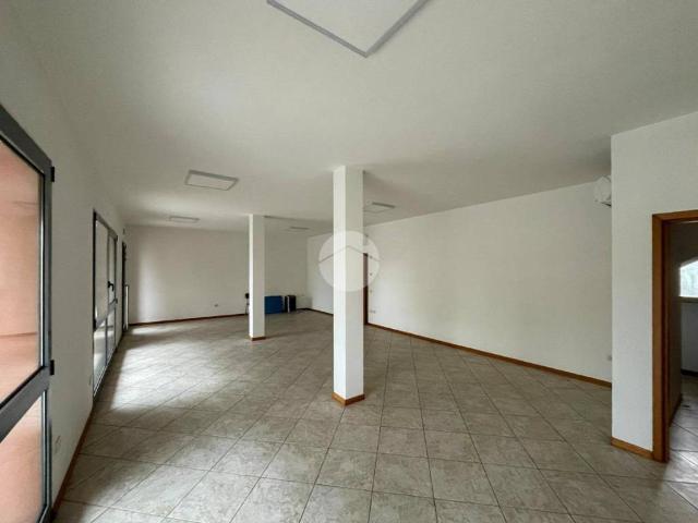 Locale Commerciale in affitto a Acquafredda, Lombardia