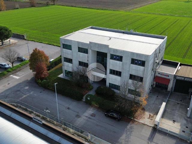 Locale Commerciale in affitto a Acquafredda, Lombardia