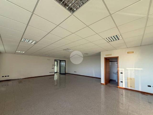 Locale Commerciale in affitto a Acquafredda, Lombardia