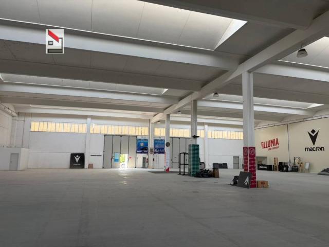 Locale Commerciale in affitto a Marche, Pesaro E Urbino