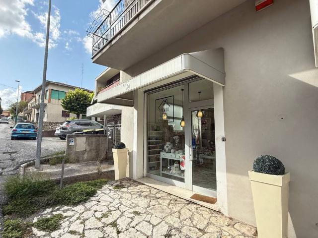 Locale Commerciale in affitto a Acquasparta, Umbria